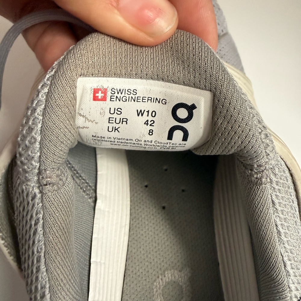 On Running women size 10
Gray Athletic Shoes - Picture 9 of 9